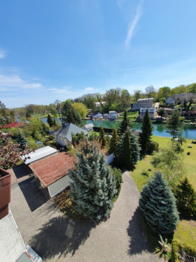 Foto - 4-Zimmerwohnung mit Balkon, neuem Bodenbelag und Blick aufs Wasser, ortszentral mit ÖPNV gelegen!