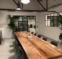 Moderner Schreibtischplatz im kreativen Co-Working Space in Düsseldorf-Unterbilk
