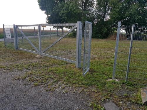 Foto - Stellplatz Stellfläche für Wohnmobil Wohnwagen Parkplatz umzäunt