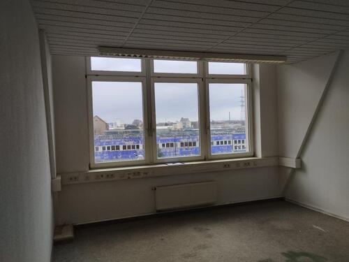 Foto - Hupfeldcenter: Heller Band-Probenraum, ca. 25 m², im DG Seitenflügel, keine Schräge, großes Fenster, Südseite