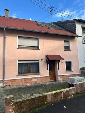 Foto - Großes Wohnhaus mit 2 Garagen sofort beziehb. günstige Beheizung