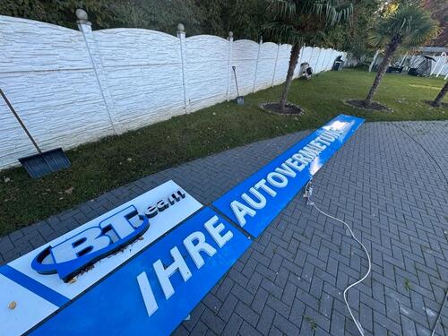 Foto - Werbe Schild Auto Vermietung mit LED