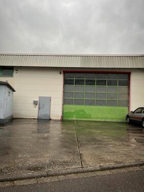 Foto - Große Werkstatt mit Hebebühnen für Gewerbetreibende