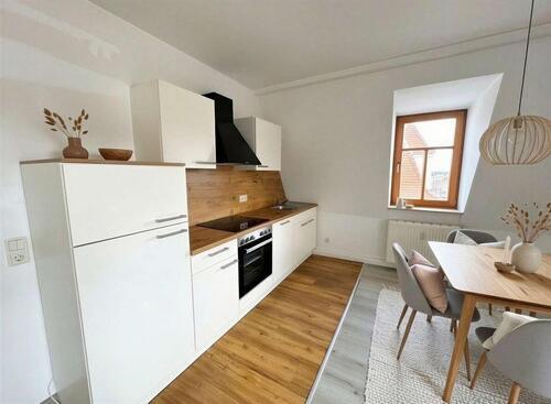 Foto - Offene Wohnküche mit neuer Einbauküche I Tageslichtbad mit Badewanne I PKW-Stellplatz verfügbar