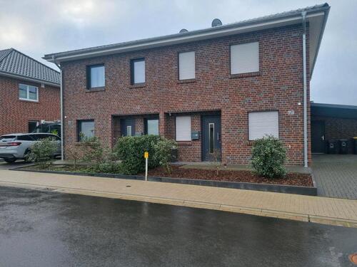 Foto - Neuwertige Doppelhaushälfte, KFW 40E, Carport, Wärmepumpe