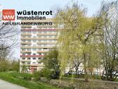 Foto - FAST IM STADTZENTRUM IN GRÜNER LAGE: DREI-RAUM-WOHNUNG MIT GROSSEM BALKON UND SCHÖNER WEITSICHT