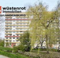 FAST IM STADTZENTRUM IN GRÜNER LAGE: DREI-RAUM-WOHNUNG MIT GROSSEM BALKON UND SCHÖNER WEITSICHT - Neubrandenburg
