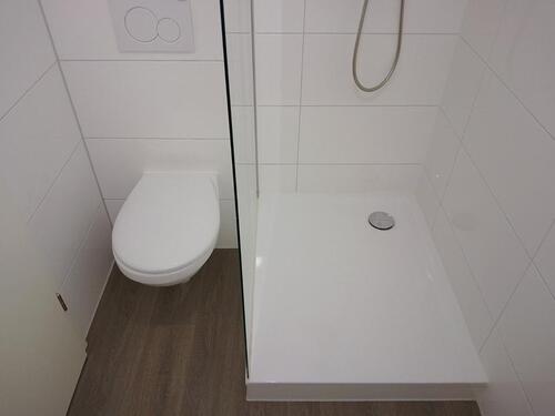 Foto - Anfragen NUR per E-Mail. Top sanierte 3-Zimmer Wohnung im 1-OG mit moderne Badezimmer und AK.