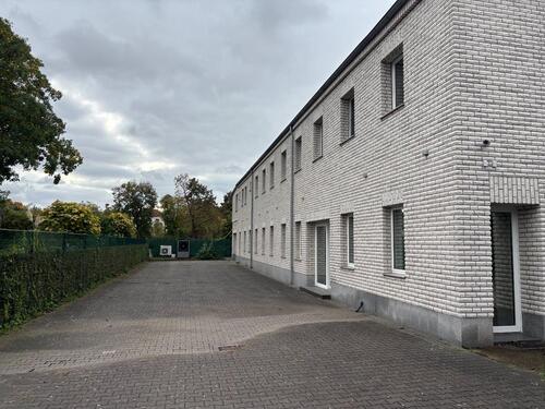 Foto - Renovierte Praxis-Geschäftsräume im EG–ca. 250 m² mit Parkplätze