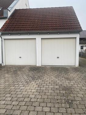 Foto - Garage mit elektrischem Torantrieb