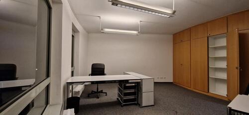 Foto - Firmensitz Grünwald, eigener Schreibtisch in geteiltem Büroraum