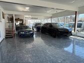 Foto - Autohaus mit Showroom Halle 20 Kilometer nördlich von München