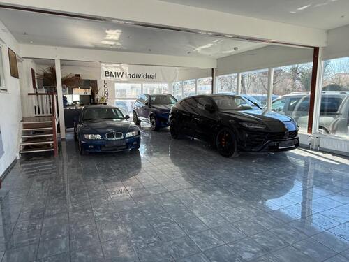 Foto - Autohaus mit Showroom Halle 20 Kilometer nördlich von München
