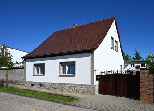 Foto - Freistehendes Einfamilienhaus mit großem Anbau, Garage, Garten
