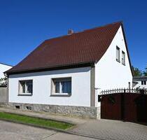 Freistehendes Einfamilienhaus mit großem Anbau, Garage, Garten - Bernburg (Saale)