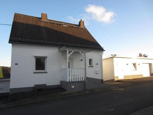 Foto - Hauptwohnung in einem Zweifamilienhaus, Garten mit Terrasse usw.