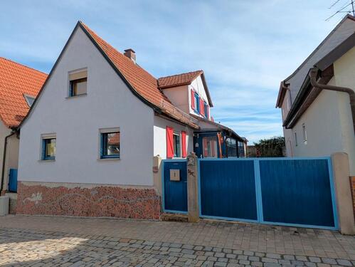 Foto - Kleines Haus mit Nebengebäude in der Innenstadt von Hofheim