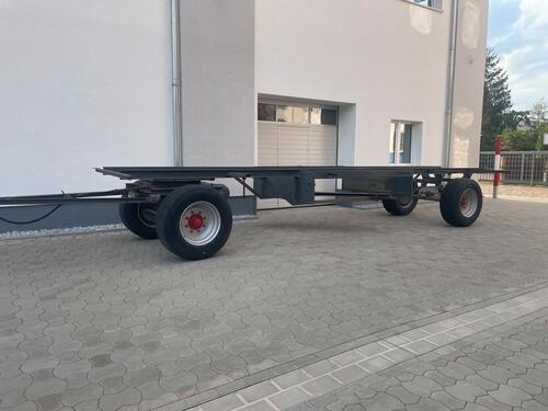 Foto - Tinyhouse, Bauwagen, Fahrgestell 8m, Treppe und Podest, Fenster