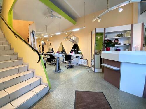 Foto - Langjähriges Frisörgeschäft in maximal frequentierter Lage von ZuffenhausenRot über zwei Etagen