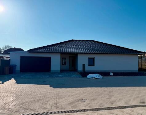 Foto - Bungalow mit Doppelgarage und großzügiger Terrasse