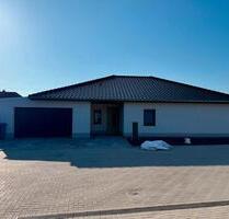 Bungalow mit Doppelgarage und großzügiger Terrasse - Bördeland