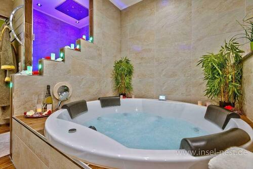 Foto - WHIRLPOOL- und SAUNAPARADIES Himmelbett Kaminofen Garten