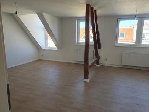 Foto - Schick + frisch renoviert: riesen Wohnzimmer mit offener Küche, Wannenbad und Schlafzimmer zum Hof.