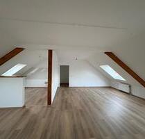 Renovierte 2-Raum-Dachgeschosswohnung inkl. Einbauküche - Duisburg Rheinhausen