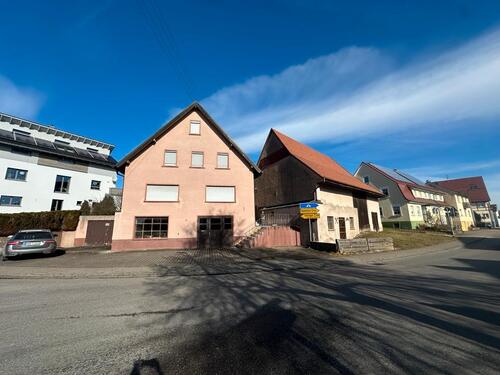 Foto - Sanierungsbedürftiges Haus auf großem Grundstück