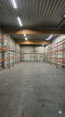 Foto - Lagerhalle Lagerfläche ca. 200 m² mit Palettenregalen, warm