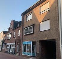 6 Zimmer Wohnung mit Balkon - 870,00&nbsp;EUR Kaltmiete, ca.&nbsp; 147,00&nbsp;m&sup2; in Rees (PLZ: 46459)