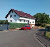 Zweifamilienhaus mit Einliegerwohnung in Feldrandlage - Laubach