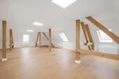 Foto - 162 m² Bürofläche im Dachgeschoss – Altbaucharme trifft auf moderne Arbeitswelten