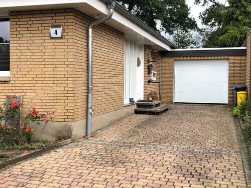Foto - Einfamilienhaus mit Garten und Garage