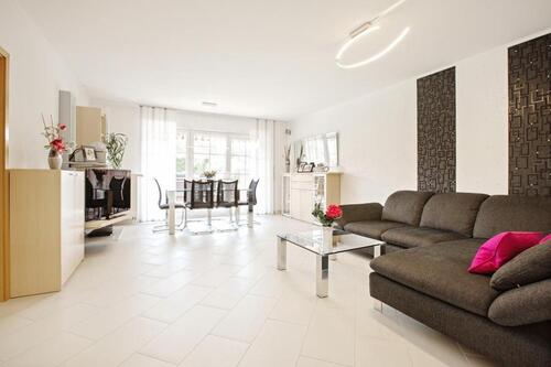 Foto - Wohnen wie im eigenen Haus: 3-Zi.-EG mit Traumgarten & 2 Terrassen