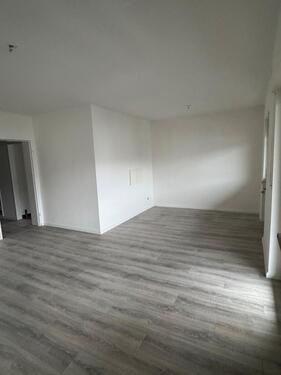 Foto - Helle, umfangreich renovierte 2-Zimmer-Wohnung mit BalkonStellpl