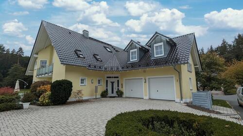 Foto - Großzügige 5-Zi.-Maisonette-Whg mit 2 Balkonen und Stellplatz! Frei ab 01.01.26!