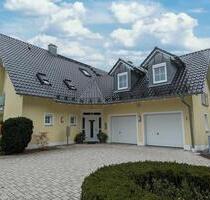 Großzügige 5-Zi.-Maisonette-Whg mit 2 Balkonen und Stellplatz! Frei ab 01.01.26! - Creußen