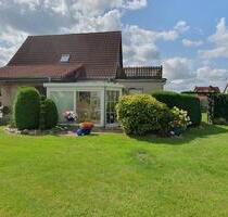 Ein-Zweifamilienhaus mit großem Grundstück in Top-Lage in Osloß