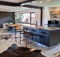 Exklusive Eigentumswohnung mit Dachboden, Garten und Burgblick - Regen