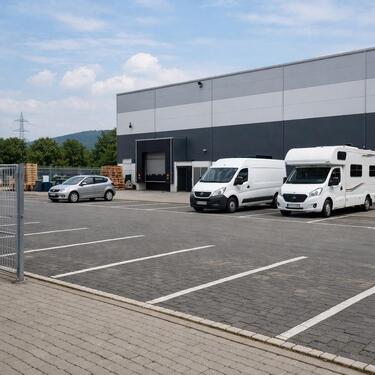 Foto - PKW ANHÄNGER TRANSPORT PARKPLATZ ZU MIETEN WEINHEIM GEWERBEGEBIET