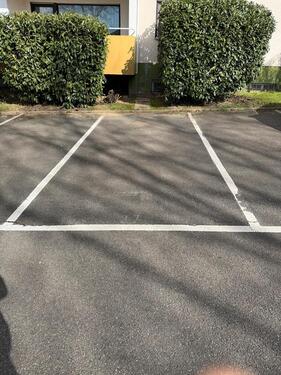 Foto - Parkplatz mitten - 80,00&nbsp;EUR Miete,