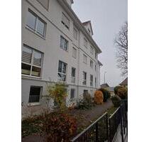 Schicke 3-Zimmer-Wohung mit Blick ins Grüne + 2 TG-Plätze - Frankfurt am Main Nied