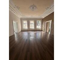 MEERANE: Luxuriöse 4-Raum-Wohnung mit ca. 154 m², Whirl-Poolwanne & einem gepflegten Garten in zentraler Lage von Meerane