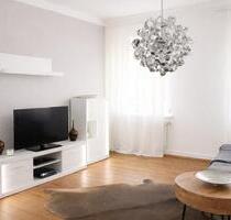 ALTBAUJUWEL IM RHEINGAUVIERTEL! Gepflegte Zwei-Zimmer-Wohnung mit Balkon und Einbauküche - Wiesbaden Klarenthal