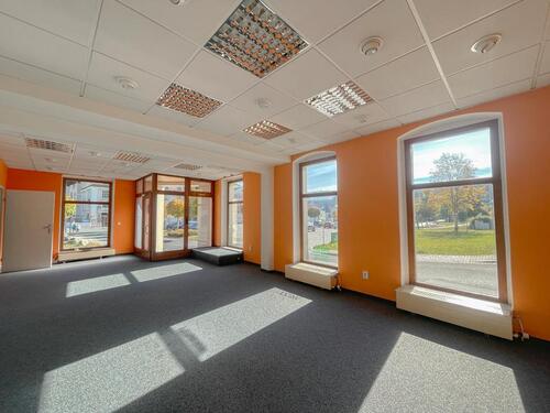 Foto - Gewerberäume am Marktplatz in Klingenthal – Helle Schaufenster und zentrale Lage