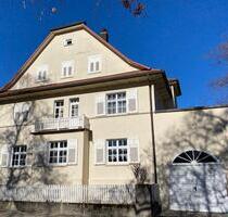 Zwei- bis Dreifamilienhaus – renovierungsbedürftig von Privat - Trossingen