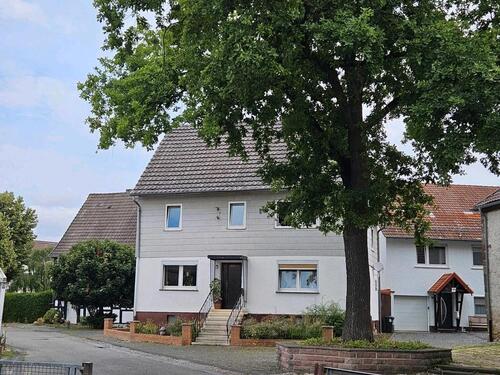 Foto - Einfamilienhaus mit großem Garten und Garage zu vermieten.