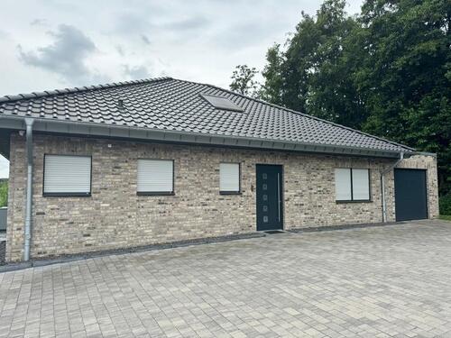 Foto - Einfamilienhaus Bungalow KFW45 mit 3 Garagen und Carport