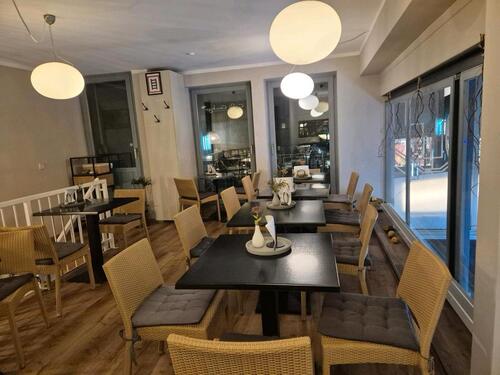 Foto - Modernes Ladenlokal mit Gastronomie-Inventar in zentraler Lage